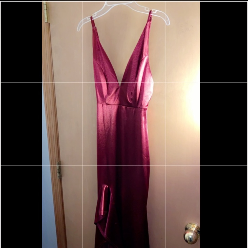 Burgundy fashion nova prom dress‼️